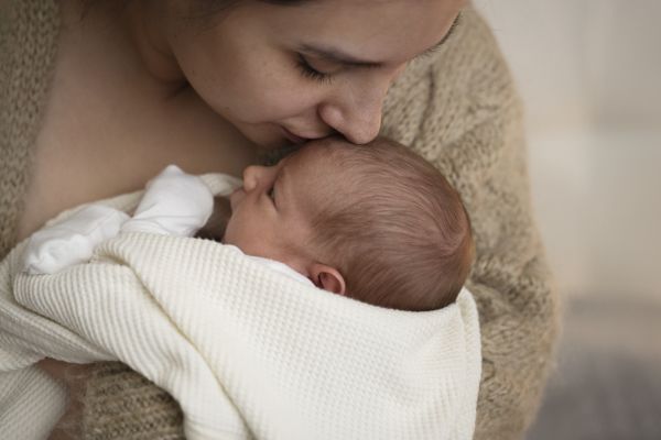 mère qui porte son bébé
