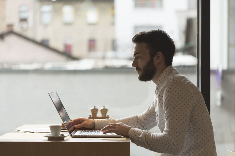 homme sur un ordinateur 