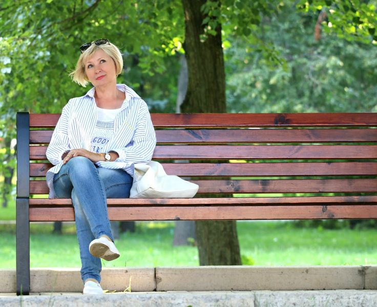 femme qui pense sur un banc / Introspection