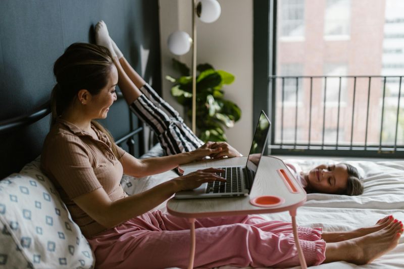 maman entrepreneure qui travaille 